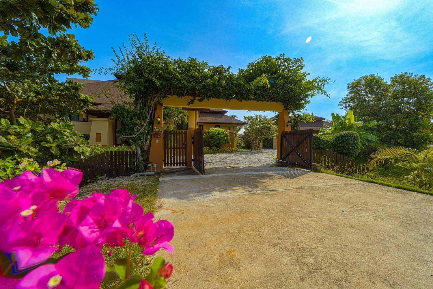 Villa Luxury 5 Bedroom Close To Srs Hua Hin